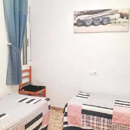 Апартаменти Modern In With Shared Pool