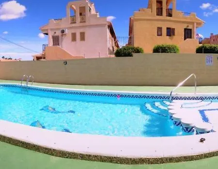 Modern In With Shared Pool Торрев'єха